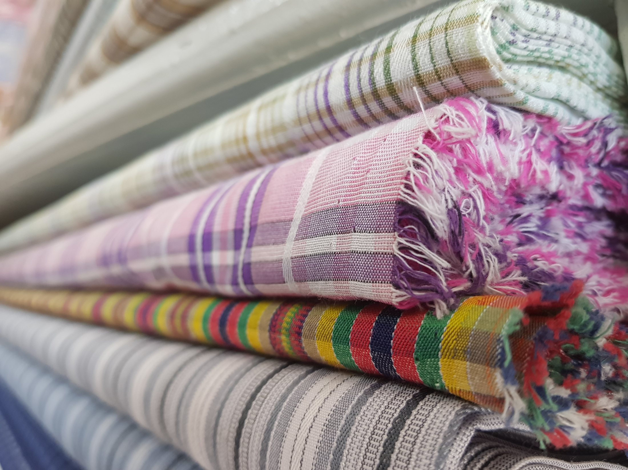 أقمشة وخامات متنوعة للتصنيع