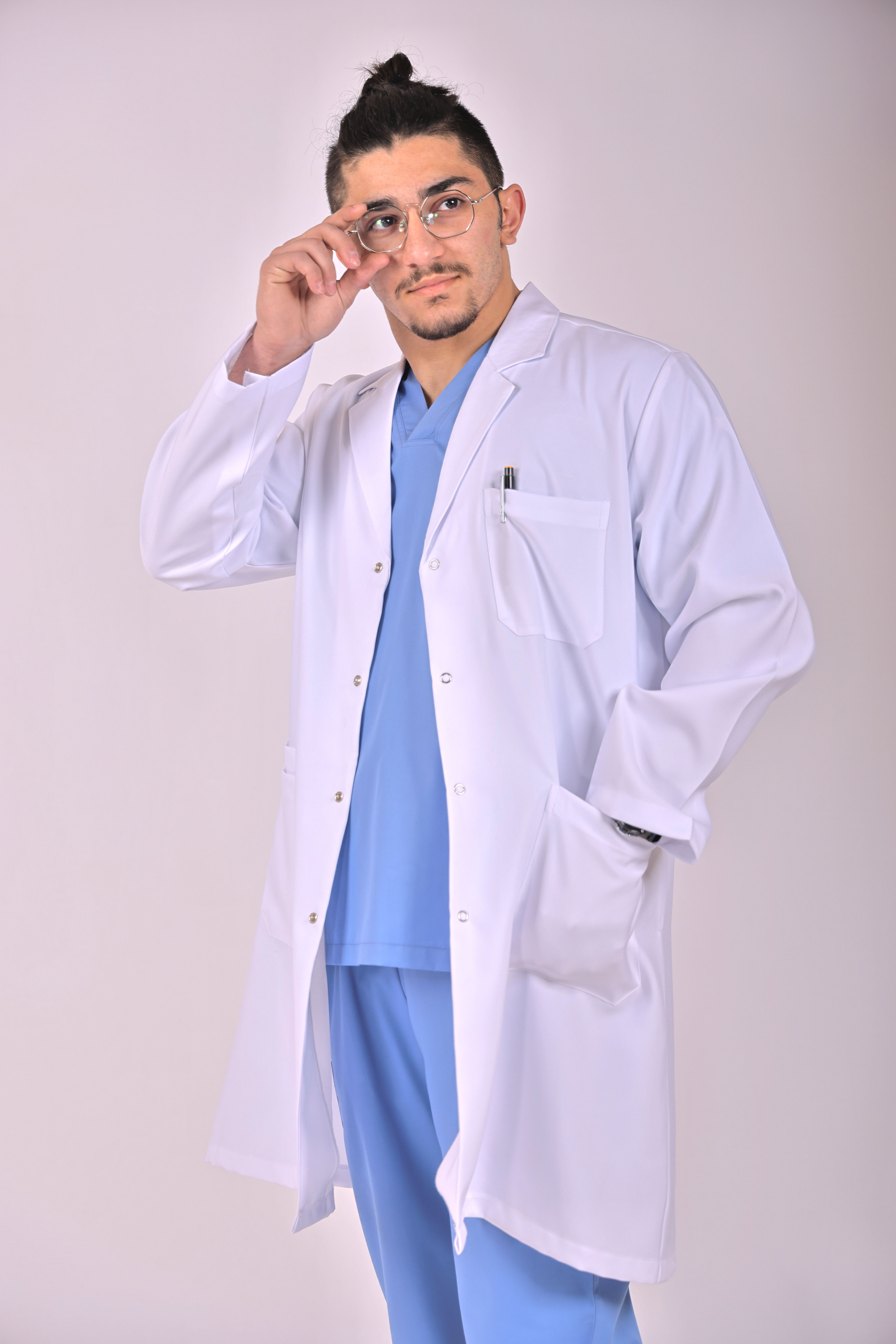 بالطو طبي أبيض بتفصيل عملي من تنفيذ أناقة ونجاح